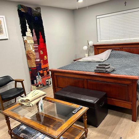 A Luxury Master Bedroom In A Condo Лос Анджелис Екстериор снимка