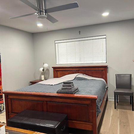 A Luxury Master Bedroom In A Condo Лос Анджелис Екстериор снимка