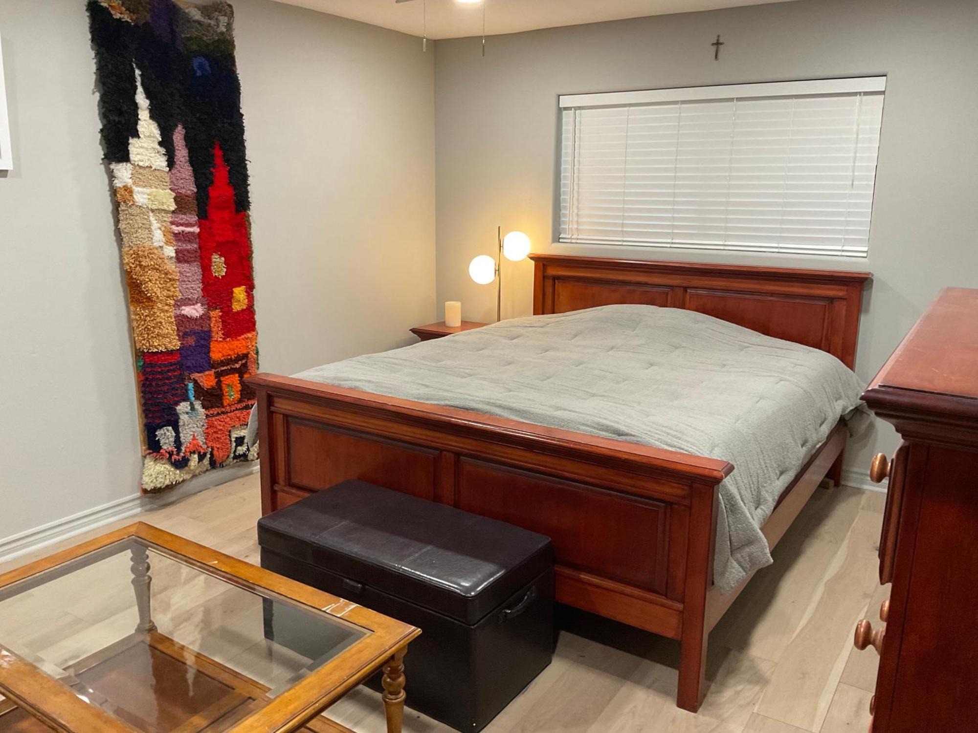 A Luxury Master Bedroom In A Condo Лос Анджелис Екстериор снимка