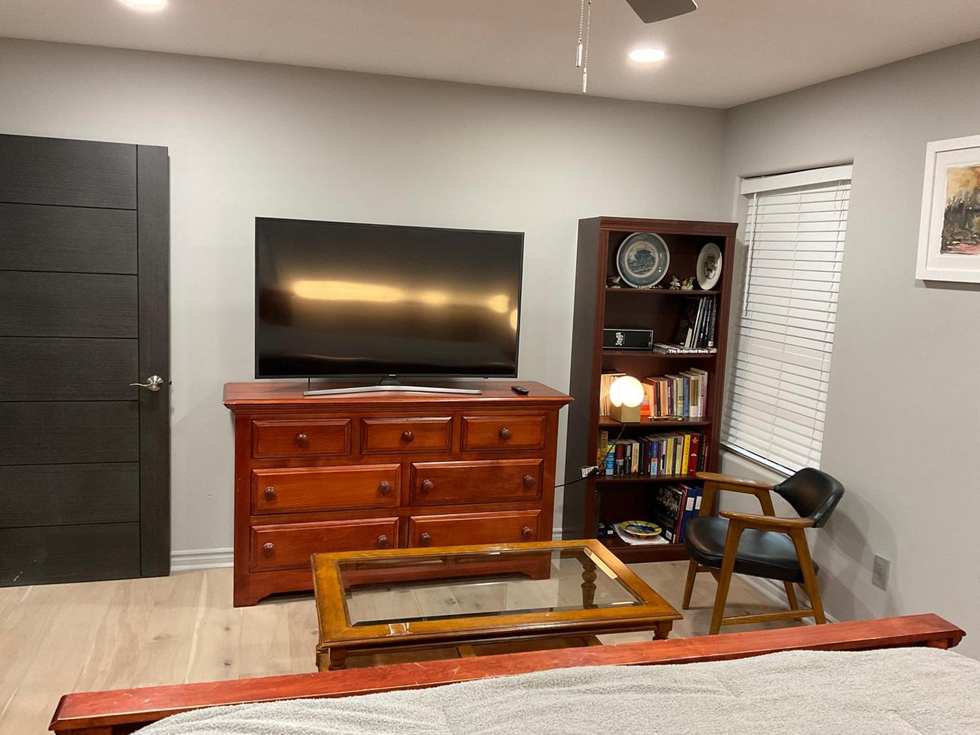A Luxury Master Bedroom In A Condo Лос Анджелис Екстериор снимка