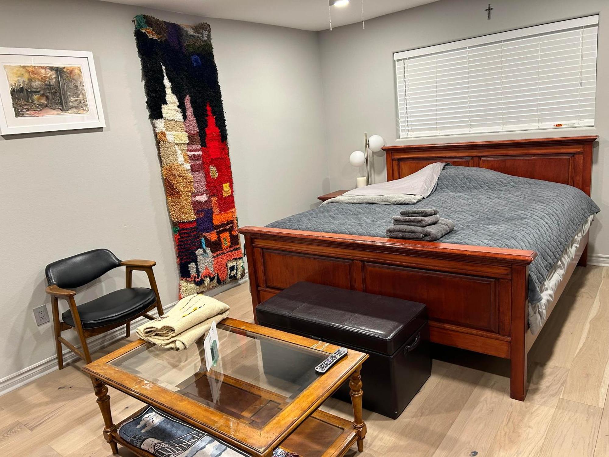 A Luxury Master Bedroom In A Condo Лос Анджелис Екстериор снимка