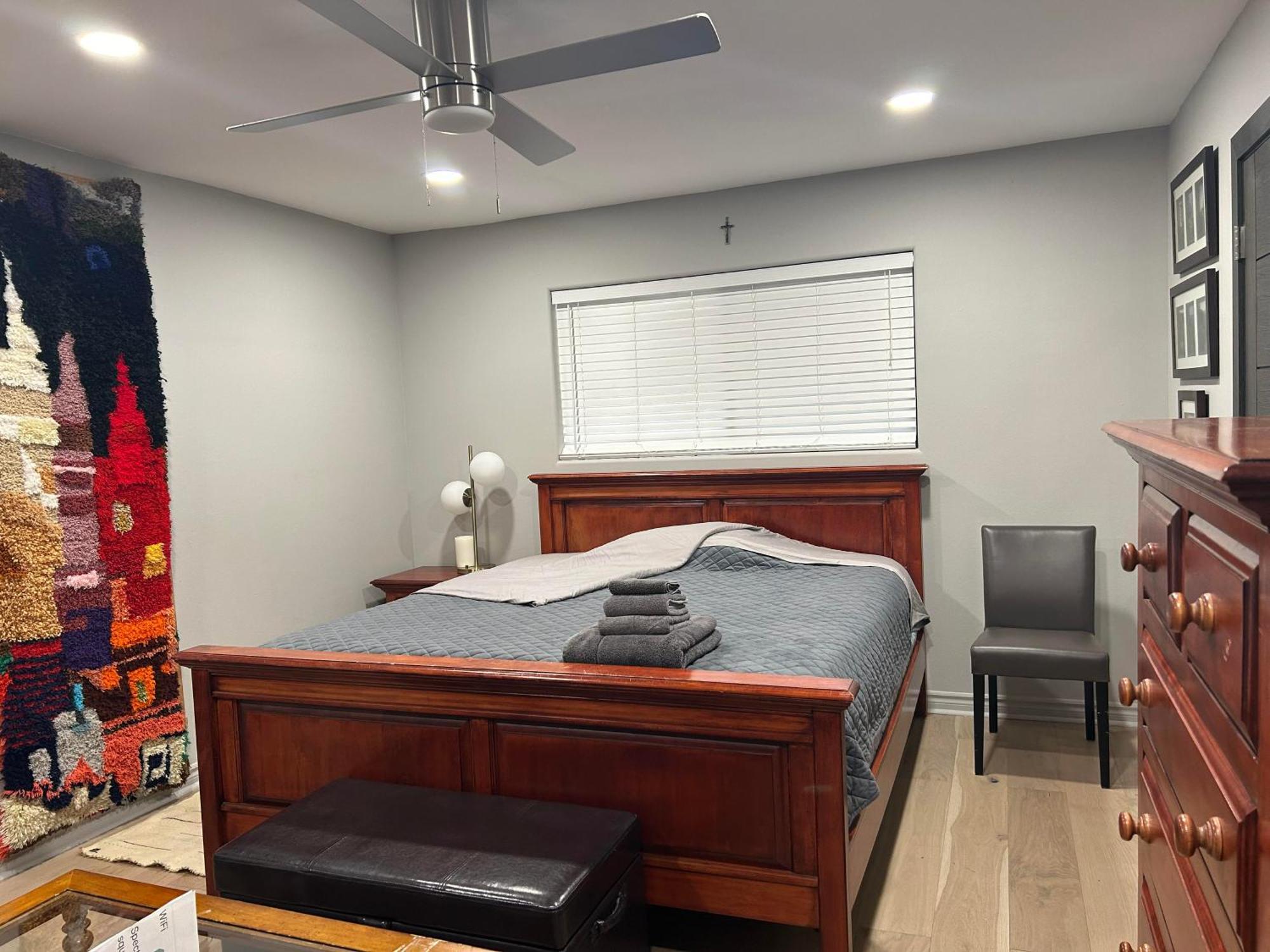 A Luxury Master Bedroom In A Condo Лос Анджелис Екстериор снимка